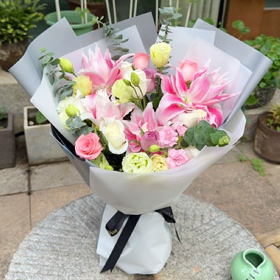 晋中9朵玫瑰混搭百合，爱恋纯真无邪